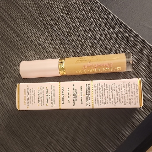 Too Faced Born This Way Ethereal Light Illuminating Smoothing Concealer - Picture 5 of 5